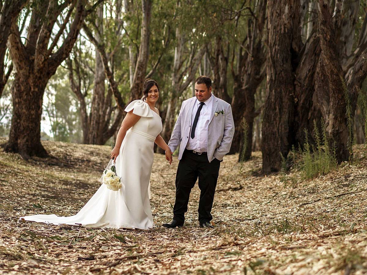 Sam and Louis' Wedding at the Yarrawonga Mulwala Golf Club Resort | Yarrawonga-Golf-Club-Resort-Weddings-Sam-Louis-0045.jpg